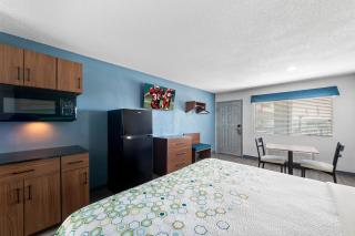 HomeTowne Studios by Red Roof San Antonio E - Frost Bank Center - 2