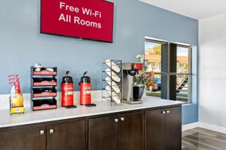 HomeTowne Studios by Red Roof San Antonio E - Frost Bank Center - 1