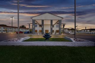 HomeTowne Studios by Red Roof San Antonio E - Frost Bank Center - 7