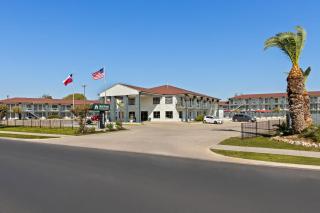 HomeTowne Studios by Red Roof San Antonio E - Frost Bank Center - 9