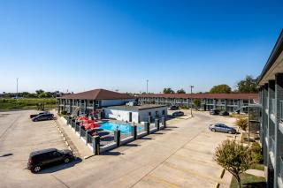 HomeTowne Studios by Red Roof San Antonio E - Frost Bank Center - 8