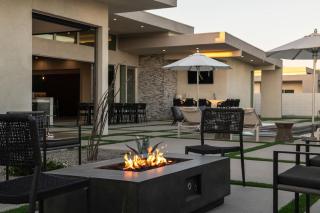 Neon @ Elemento49 Pool Spa Sleeps 16 - 1