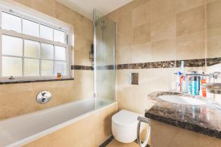 Luxury 3BDR Home w Garden and Parking West London - 4