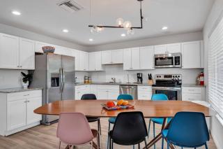 Luxe Stay Near Gulf ! Spacious, Private Family Pool & Garage - 4