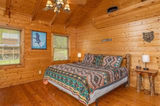 Pigeon Forge Fire Pit Hot Tub Pet & Family Friendly - 4