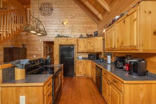 Pigeon Forge Fire Pit Hot Tub Pet & Family Friendly - 1