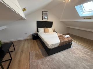 Stylish 3-Bed 15min to Manchester City Centre - 1