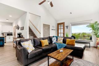 Private Family Backyard Patio Hot Tub Fire Pit Games - 7