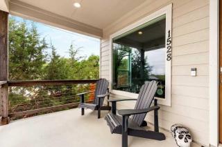 Private Family Backyard Patio Hot Tub Fire Pit Games - 5