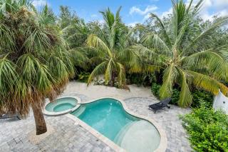 Massive Oasis, 2 Private Pools, Hot Tub Sleep16 - 9