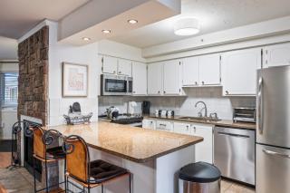 Cozy stay for 4, 5 Min Drive to Base, Full Kitchen, Amazing Hot Tub, Restaurants Nearby! - 0