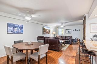 Cozy stay for 4, 5 Min Drive to Base, Full Kitchen, Amazing Hot Tub, Restaurants Nearby! - 5