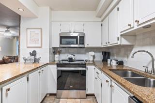 Cozy stay for 4, 5 Min Drive to Base, Full Kitchen, Amazing Hot Tub, Restaurants Nearby! - 4