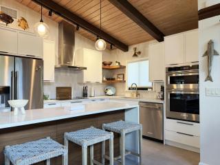 Admiralty Villas – Bayside Modern 2BR Retreat - 9