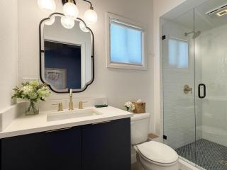 Admiralty Villas – Bayside Modern 2BR Retreat - 1