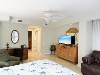 Stylish Gulf Condo - Walk to Beach, Pool & Dining - 3