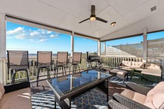 Lux Family Home Hot Tub Mini Golf Game Room & Views - 4