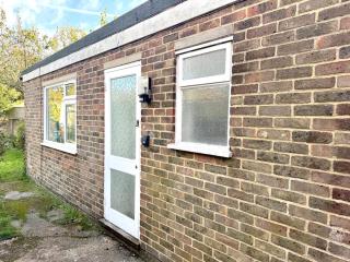 Worthing - Garden Pad Studio with FREE on street PARKING - 7