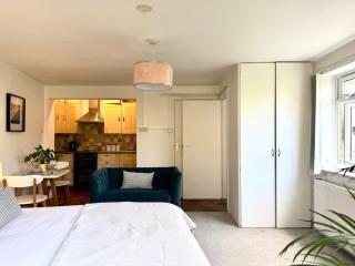 Worthing - Garden Pad Studio with FREE on street PARKING - 6