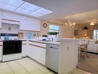 Coastal Comfort – 2BR Condo in Fiddlers Green - 6