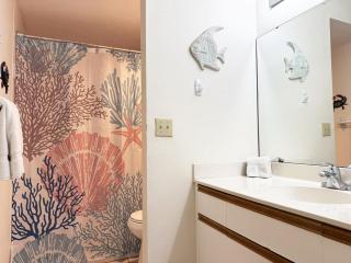 Coastal Comfort – 2BR Condo in Fiddlers Green - 2