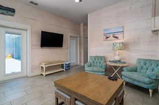 Family Sleeps 18 5 Minutes to beach Pool - 1