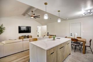 Custom Designer Home. Sleeps 9. Close to domain Q2 - 3