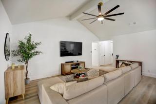 Custom Designer Home. Sleeps 9. Close to domain Q2 - 7