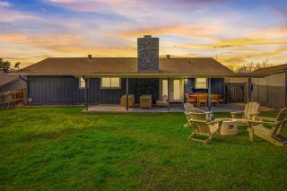 Custom Designer Home. Sleeps 9. Close to domain Q2 - 1