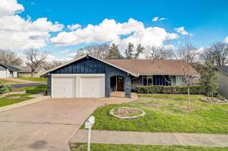 Custom Designer Home. Sleeps 9. Close to domain Q2 - 6