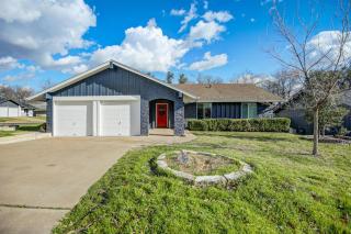 Custom Designer Home. Sleeps 9. Close to domain Q2 - 8