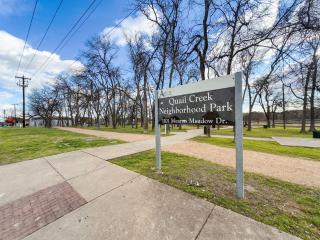 Custom Designer Home. Sleeps 9. Close to domain Q2 - 5