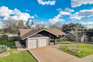 Custom Designer Home. Sleeps 9. Close to domain Q2 - 3