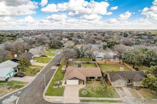 Custom Designer Home. Sleeps 9. Close to domain Q2 - 7