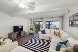 Waterfront Deck Fishing Canyon Lake Family Vacation - 5