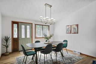 Central Location - 2 living spaces & covered patio! - 6