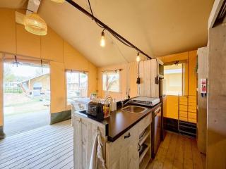 Luxury Safari Tent for 6 with Veranda - 7