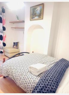 Bright Double Room with En-Suite Bathroom - 5