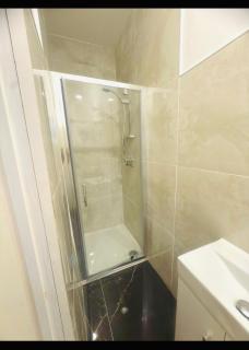 Bright Double Room with En-Suite Bathroom - 4