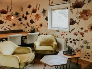 Charming 5-Person Bee Lodge in the Woods - 9