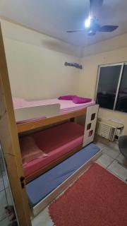 Quarto com 3 camas de solteiro em apartamento compartilhado - 0