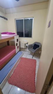 Quarto com 3 camas de solteiro em apartamento compartilhado - 2