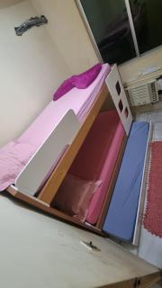 Quarto com 3 camas de solteiro em apartamento compartilhado - 1