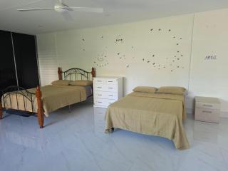 Beach Suburb Getaway - 0