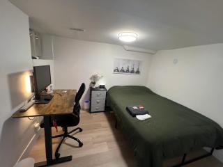 King West - Homestay - Lower Floor - Private Room, Share Bathroom - 7