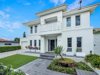 Relaxed Luxury for Families by the Beach - 5