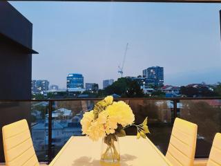 Toowong Cozy 2B2B Retreat with Balcony and Parking - 0