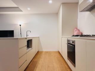 Toowong Cozy 2B2B Retreat with Balcony and Parking - 9