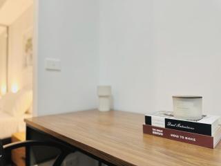 Toowong Cozy 2B2B Retreat with Balcony and Parking - 6