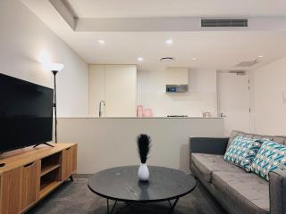 Toowong Cozy 2B2B Retreat with Balcony and Parking - 5